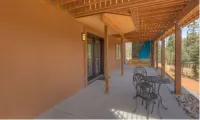 Lakefront duplex property, nicely finished. 2 bedroom and queen size hide-a-bed.