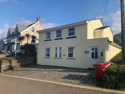 Lundy - overlooking Port Isaac Bay beautiful apartment with Sea Views & parking