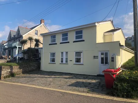 Lundy - overlooking Port Isaac Bay beautiful apartment with Sea Views & parking Отели в г. Port Isaac