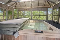 Big Oso Cabin: Views, Private Hot Tub & Backyard Putting Green