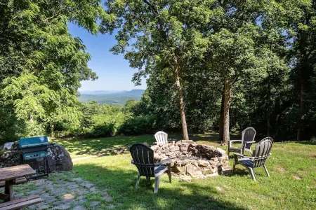 Cozy 2-BR cabin in the beautiful Arkansas forest!
