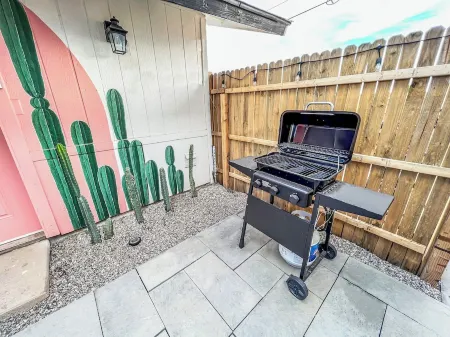 Artsy Studio w/Private Patio 5mins to Airport & Downtown PHX - Sky Harbor Suite Отели рядом с достопримечательностью «St. Mary's Basilica»