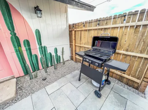 Artsy Studio w/Private Patio 5mins to Airport & Downtown PHX - Sky Harbor Suite