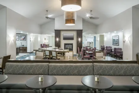Homewood Suites by Hilton Cedar Rapids-North Отели рядом с достопримечательностью «Колледж Ко»