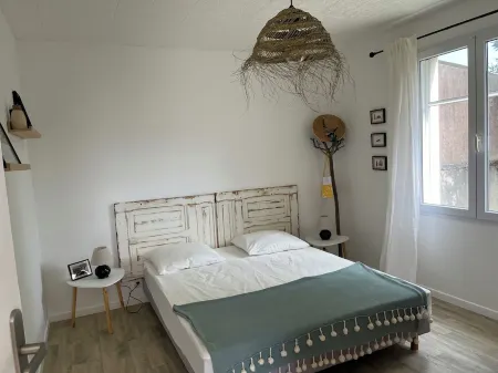 Petite Maison Avec Jardin Privatif au Cœur dun des Plus Beau Village Doleron Отели рядом с достопримечательностью «Île d'Oléron»