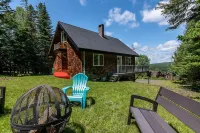 4-Season Rangeley Cabin - Wood Stove, Water Views, Fiber Internet, Game Room Quill Hill Access Road 주변 호텔