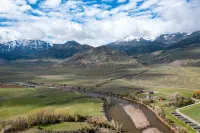Yellowstone Park Riverfront Chalet