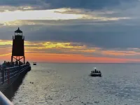 Waterfront Setting w/ Top-Floor Views Overlooking Lake Charlevoix 샤를부아 호텔