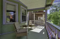 Beautifully Renovated 3 bedroom Elmwood Village Apt