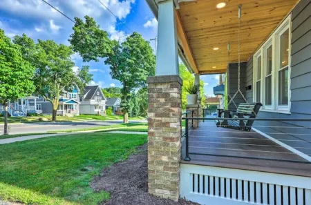 Brew City Boho - Wauwatosa Отели рядом с достопримечательностью «Time Square Watch Shop»