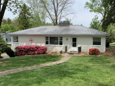 Exceptionally Clean-Super Quiet-Very Comfy & Close to Asheville !!