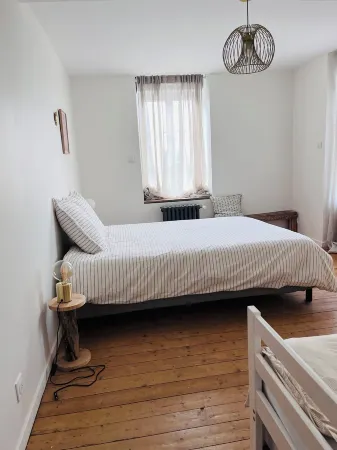 Clécy center, 10 min walk from the banks of the Orne .4 to 10 people adjustable rates Отели в г. Клеси