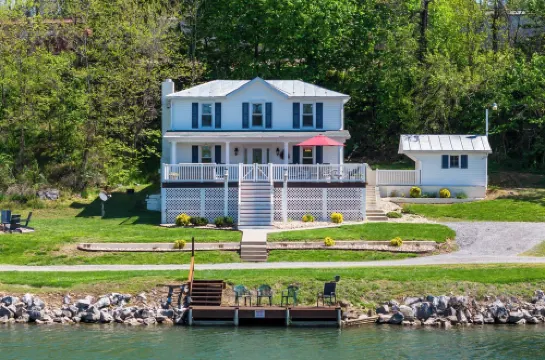 The River House, Pet Friendly with a Hot Tub 15 Minutes to many attractions!!