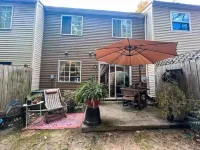 Charming townhome minutes from Midtown ATL Hotel in zona Azalea Park Boardwalk, Roswell