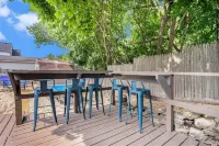 A backyard oasis a block from the beach! Hot Tub, Tiki Bar, Ping Pong! Hotels in Muskegon
