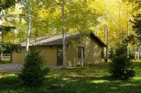 Yellowstone Aspen Cabin - NEW LISTING! Nestled in mature aspen and pine trees. Các khách sạn gần Hebgen Lake