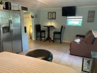 Beautiful Detached Remodeled Cottage Studio/ Downtown Palm Harbor.NON FLOOD Zone
