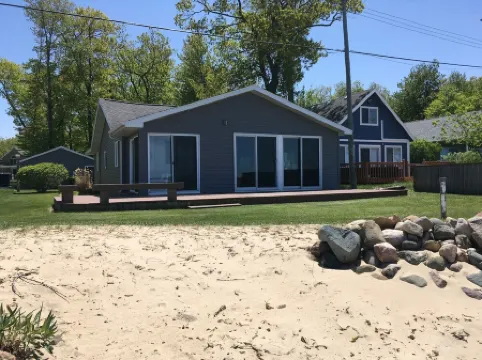 Charming and Cozy Lake Front Cottage on Private Beach