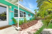 Corner-Lot 3 Bedroom House, renovated, short walk to the beach!