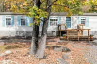 Cozy Cabin w/ Hot Tub, Game Room, Fire Pit + Views • Near Hunter & Windham