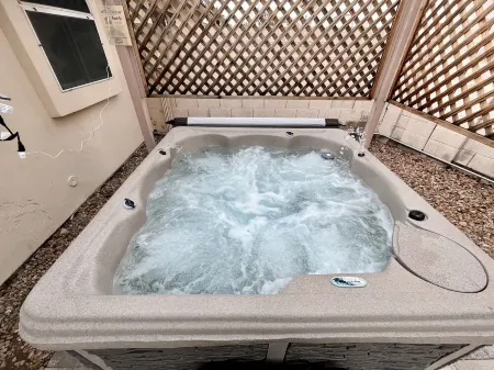 ☀️🌵Tropical Desert Oasis. HEATED Pool & Spa no charge. Private, large yard 🌴🏜 Отели рядом с достопримечательностью «Университет Аризона Крисчен»