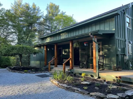 Highlands Spacious MTN Cabin for 16 w/Hot Tub+gameroom+gym+wifi & 4m from DT Отели рядом с достопримечательностью «Трейлхед фор Йеллоу Маунтин Трейл»