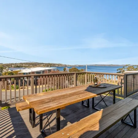 Escape to Coastal Tranquility - 400m from Primrose Sands Beach