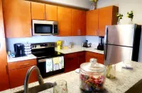 Sunset Stays w/2QB/Balcony/ 3 Mins from Shopping & Dining