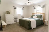 Cozy and secluded getaway with hot tub & fireplace