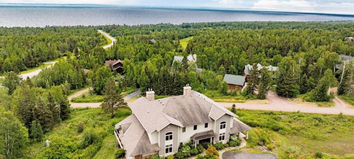 Lake Views Throughout. Next to Golf, Hiking, Biking Trails and Winery. Hotels in Lutsen