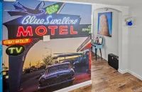 Downtown Big Sky Bungalow w/AC, Fully Fenced Yard, W/D, 2 Smart TVs, Speedy WiFi - บังกะโล