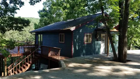 Dunndee's Lakefront-Private Setting-Huge Lake View