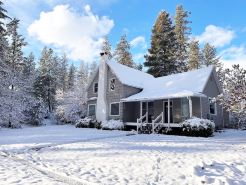 Cozy restored farmhouse on the river! Hot tub, wildlife, trails!