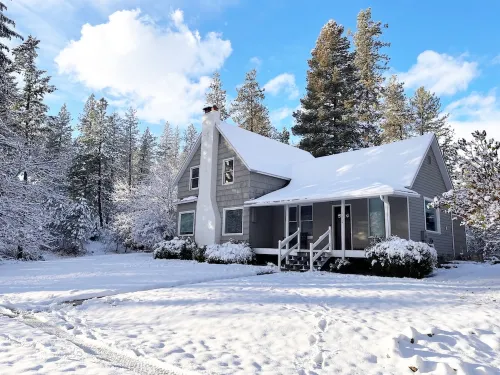 Cozy restored farmhouse on the river! Hot tub, wildlife, trails!