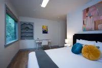 Downtown cottage with hot tub and fenced yard