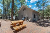 Dog-friendly, rustic chalet w/loft close to Fools Hollow Lake/outdoor adventures