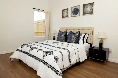 New Chic Mid-Century Modern 3BR Home in Central Mcallen perfect for getaway