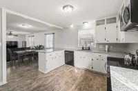 Cozy 3 bedroom in Baldwin City, close to Baker, great for families & friends! Hotels in Baldwin City