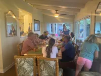 Huge 6 Br/6 ba Beachfront, for Big Groups,A.C. Accessible, in Relaxed Old Hawaii