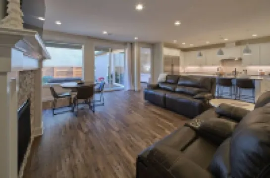 526 Brand New, Luxury, Private, ADA accsessible Home Rental - 3 minutes off I-5