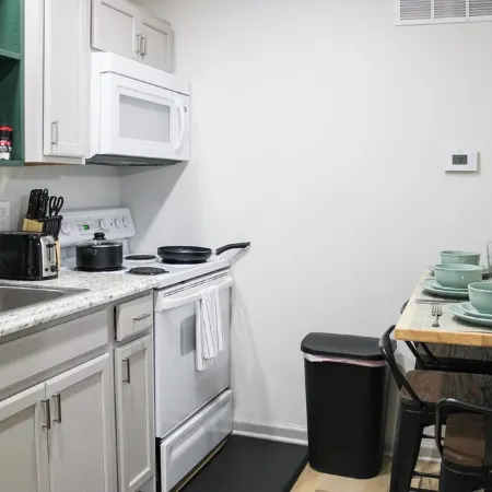 Cozy Riverside Apt. Min to Downtown Louisville. King Bed, Coffee Bar!
