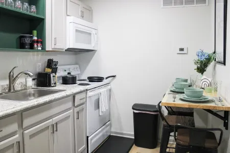 Cozy Riverside Apt. Min to Downtown Louisville.  King Bed, Coffee Bar!