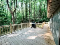 Get Cozy & take in the beauty of Groundhog Mountain @ the Cozy Doe! Hotel dekat DeHart Park