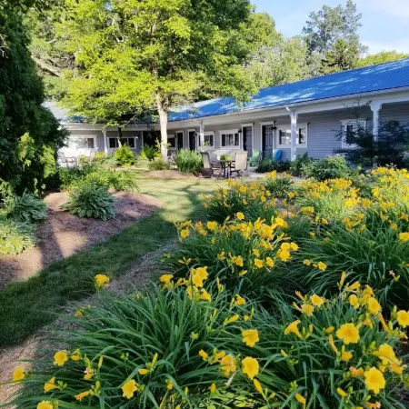 Cozy Studio Condo, short walk to Downtown Saugatuck, courtyard water view