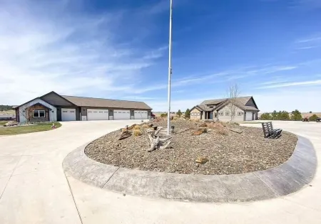 Luxury Ranch Stay - Horse and Cattle