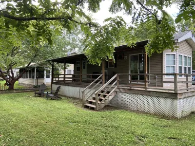 Get “Outta the Norm” in Bryson City, NC, Creekside Hotels in der Nähe von Mingus Mill