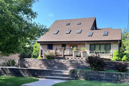 Perfect For Family Reunions/Weekend Getaways/Large Groups. A hidden oasis!