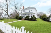 🌟 Walk to the village ❤ of Greenport Hotels in Greenport West