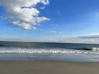 One block from the beach!  Cozy beach condo near restaurants and shopping.