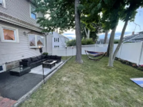 West Roxbury Retreat–Near Downtown Boston, Steps to Train & Bus,Member Only Deal - บังกะโล